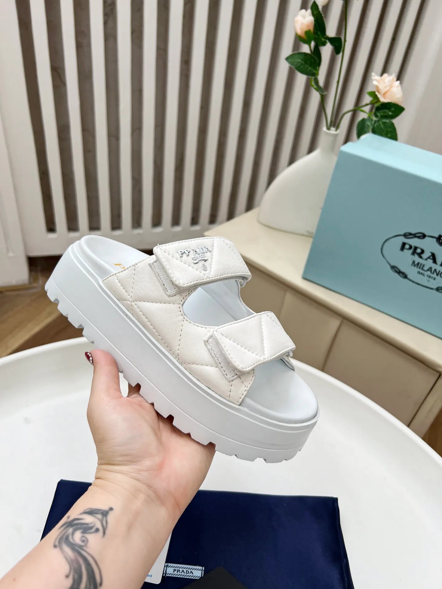 👟👟Ex-factory price 440👟👟 Prada/Prada 25ss summer new couple's beach thick-soled Birkenstock sandals. This shoe style is really a classic design that will not go out of style and is in line with everyone's current pursuit of comfortable and healthy wearing concepts. It is regarded by many domestic and foreign celebrities and fashionistas as an important choice for daily slippers. ✔Upper: imported super soft sheepskin ✔Inner lining: imported sheepskin ✔Hardware: Original molded split hardware ✔Outsole: Ultra-light, wear-resistant and non-slip foam sole ✔Number of yards: 35~40 (custom-made 40 pieces are non-refundable)